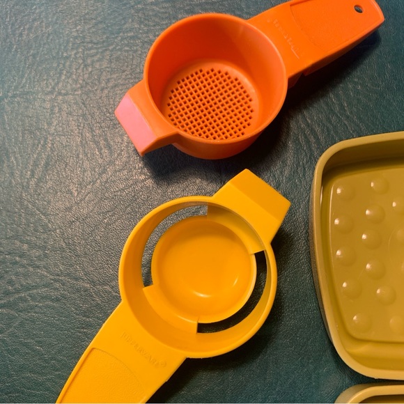 Tupperware lot small gadgets collectibles. Rare! Kitchen ware shamrock cookie - Picture 6 of 6